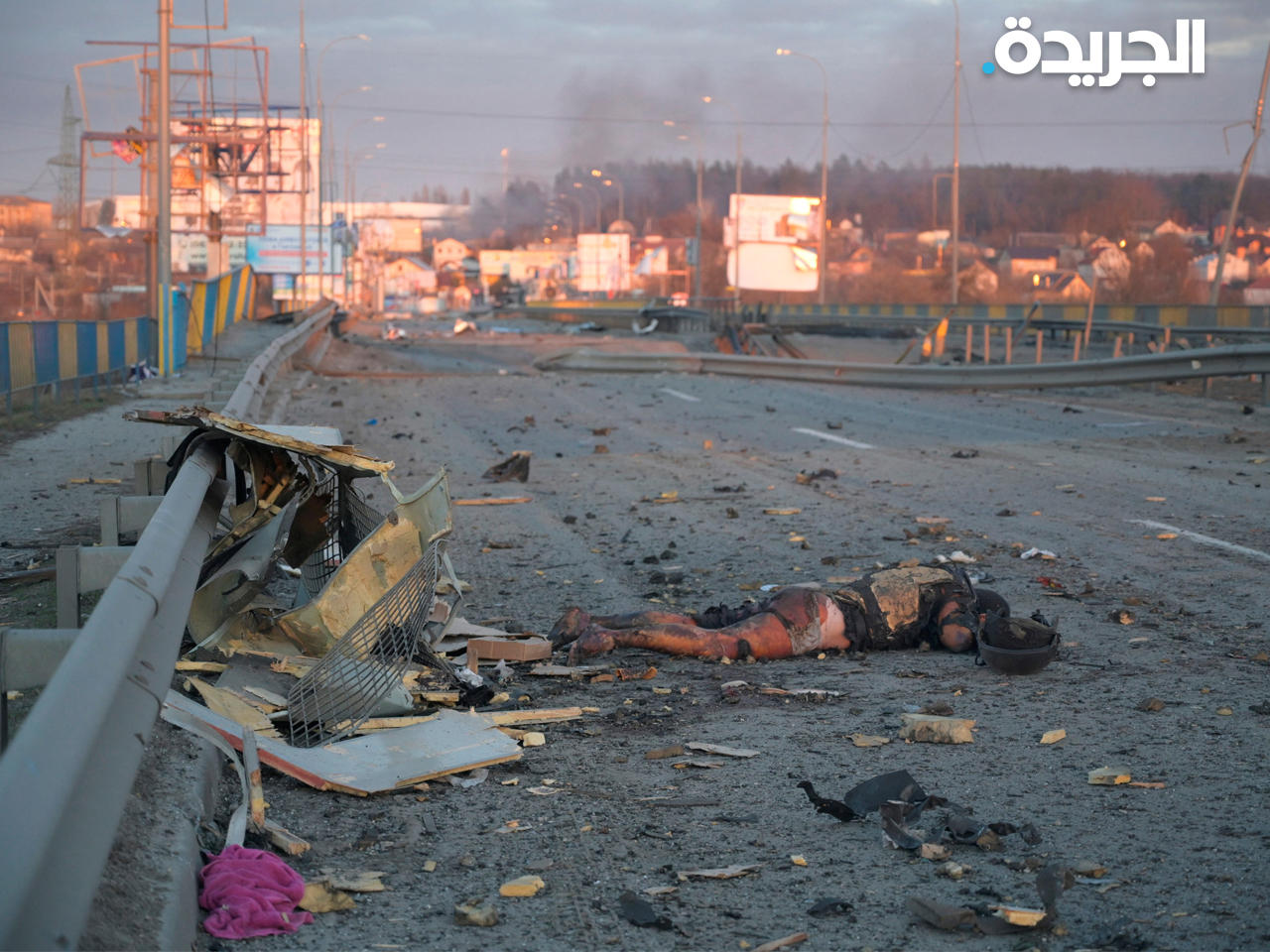 جثة متفحمة لرجل ملقاة على الطريق، بالقرب من بلدة بوتشا في منطقة كييف