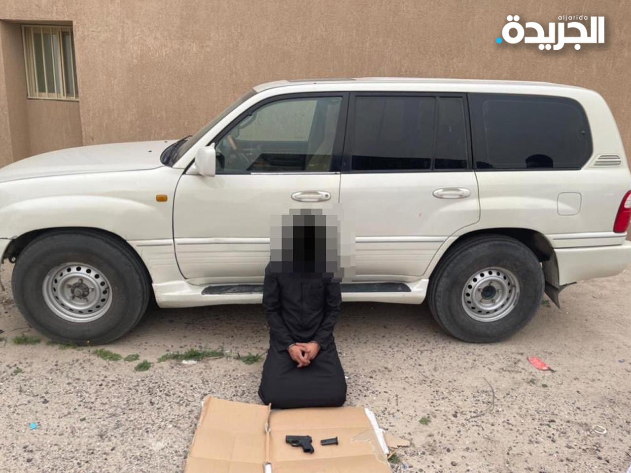 المتهم مع المركبة المضبوطة