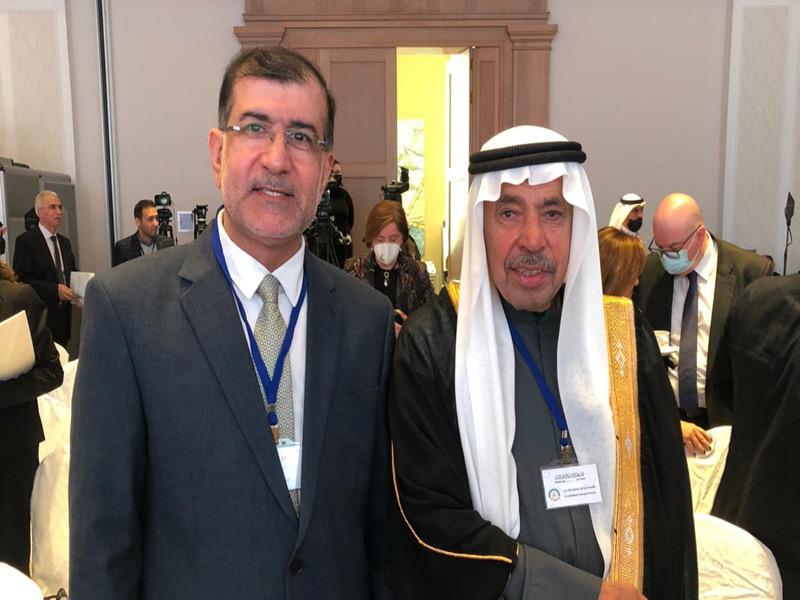 البابطين والأنصاري خلال المنتدى