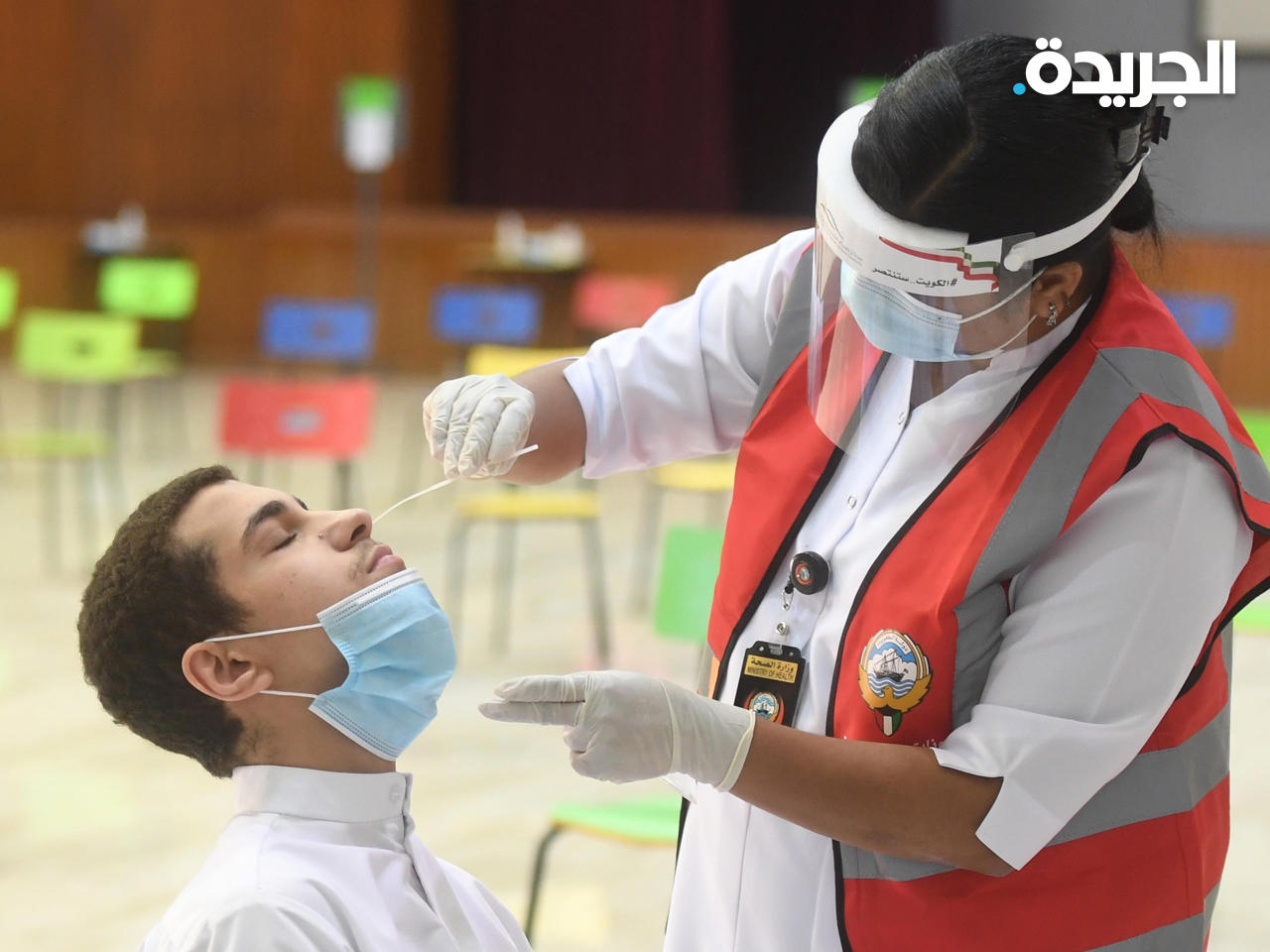 ممرضة تجري مسحة بي سي أر لطالب - من الأرشيف