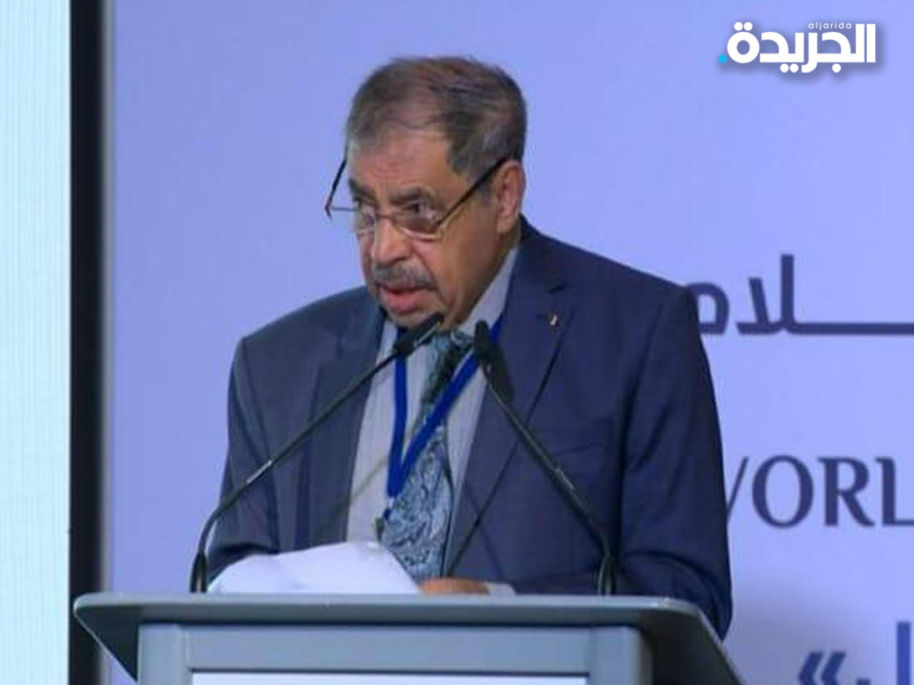 البابطين خلال إلقائه كلمة اختتام المنتدى