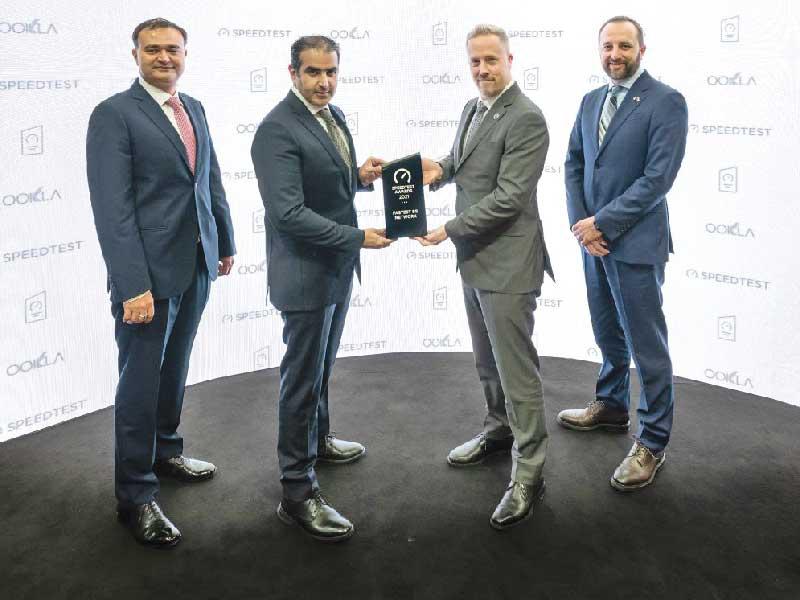 البابطين يتسلم الجائزة من دوغ ساتلز بحضور تابان تريباثي وممثل من شركة Ookla