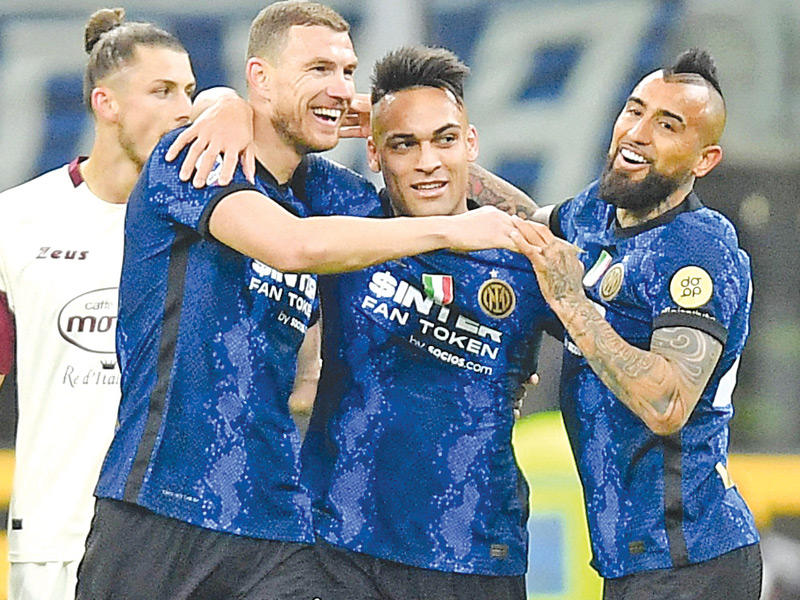 فرحة لاعبي إنتر ميلان بالهدف الخامس