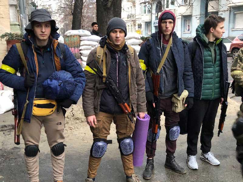 شباب أوكرانيون يحملون السلاح أمام أحد المتاريس في كييف أمس