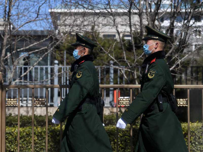 دورية أمنية بمحيط البرلمان في بيكين أمس (أ ف ب)n