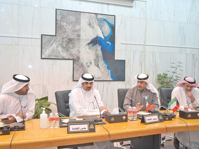 جانب من اجتماع اللجنة الفنية في «البلدي» اليوم