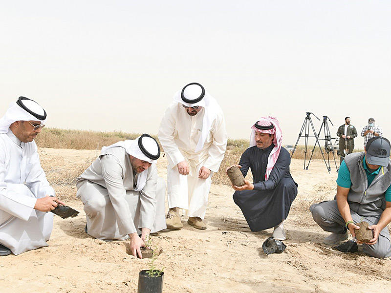 الأحمد وبعض المشاركين خلال بدء فعاليات الأسبوع البيئي