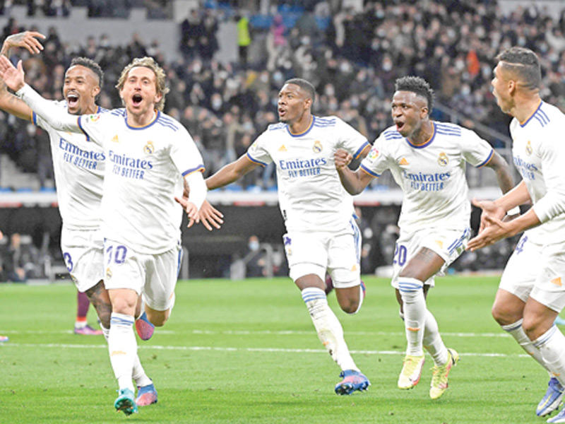 فرحة لاعبي ريال مدريد بعد إحراز هدف في مرمى ريال سوسييداد