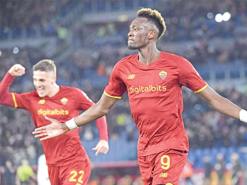 ابراهام نجم روما يحتفل بهدفه