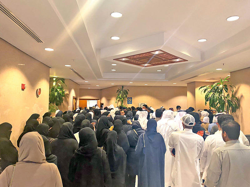 ازدحام في عمادة القبول والتسجيل في جامعة الكويت أمس