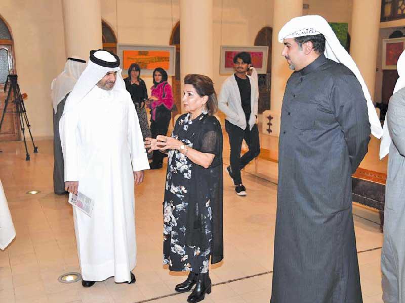 السنان شارحة تفاصيل معرضها للسفير القطري