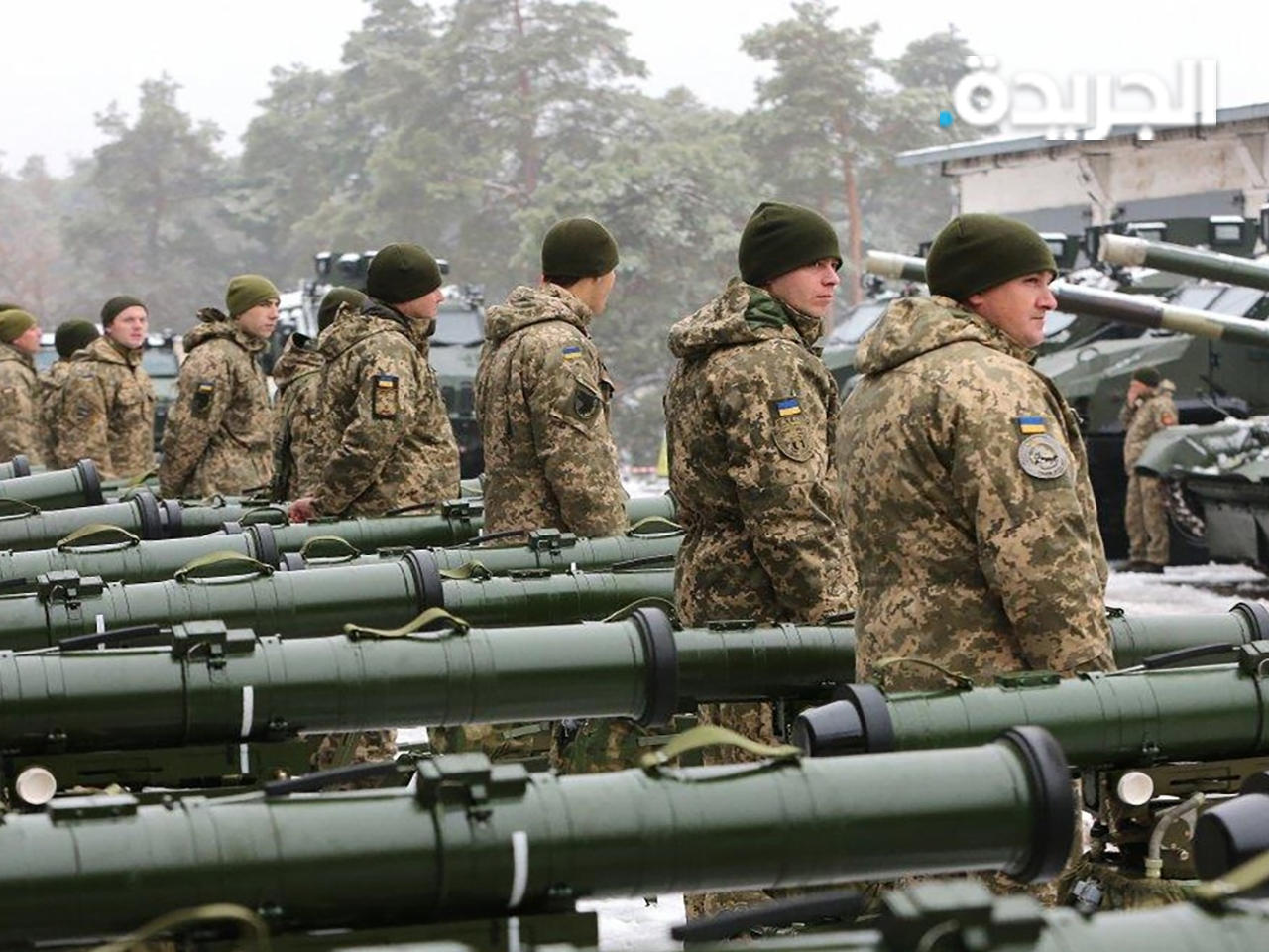 الجنود في أوكرانيا وإلى جوارهم أسلحة - من الأرشيف