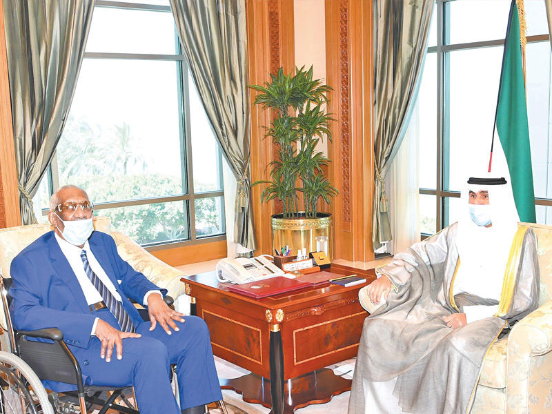 سمو الأمير الشيخ نواف الأحمد مستقبلاً الراحل العام الماضي