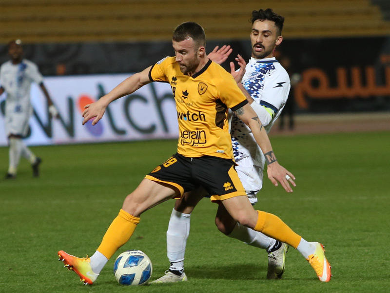 لاعبا القادسية والتضامن في لقاء سابق