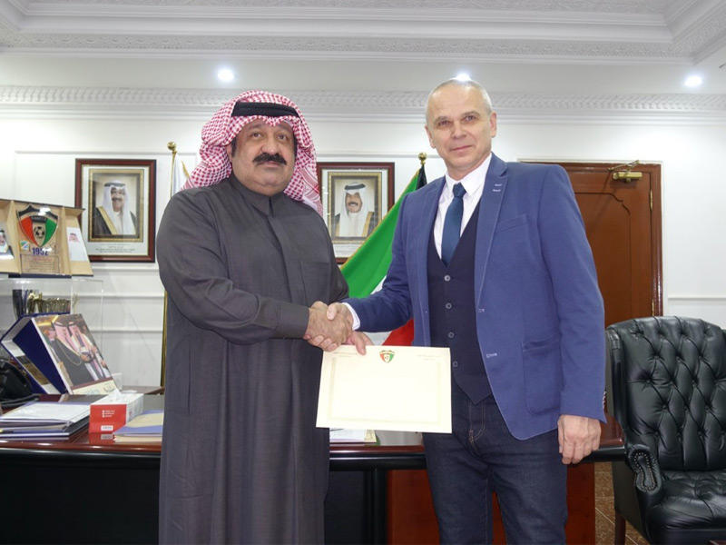  اليوسف يصافح لافيكا بعد التوقيع 