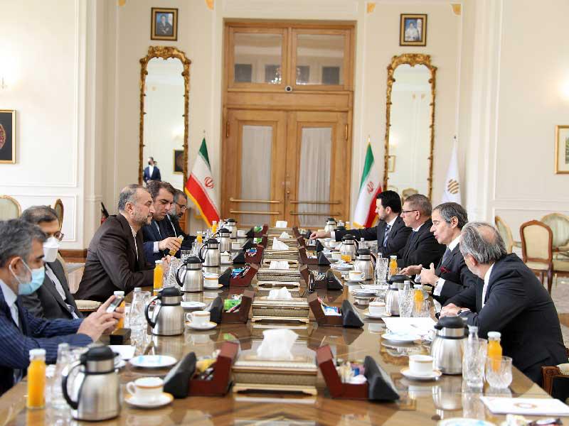 عبداللهيان مجتمعاً بمدير الوكالة الدولية للطاقة الذرية رفائيل غروسي في طهران أمس الأول (دي بي إيه)n