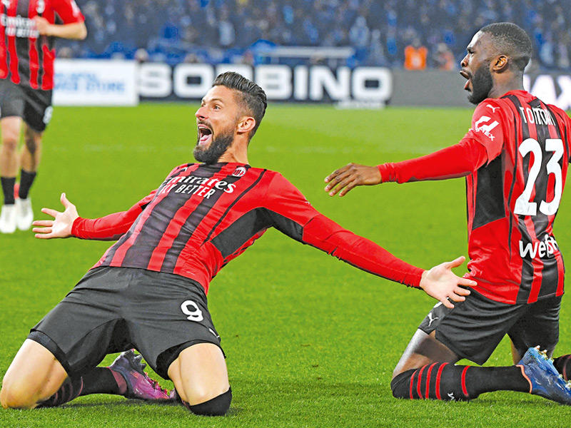 جيرو نجم ميلان يحتفل بهدفه