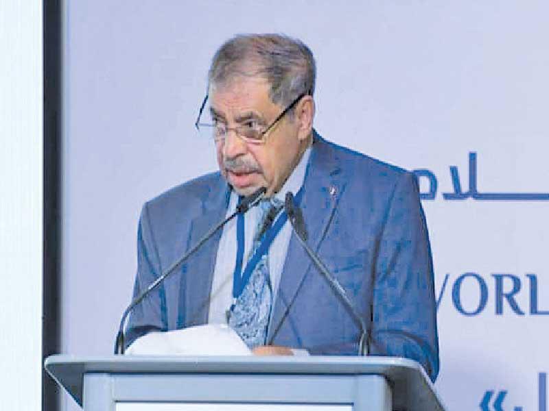 البابطين ملقياً كلمته في ختام المنتدى