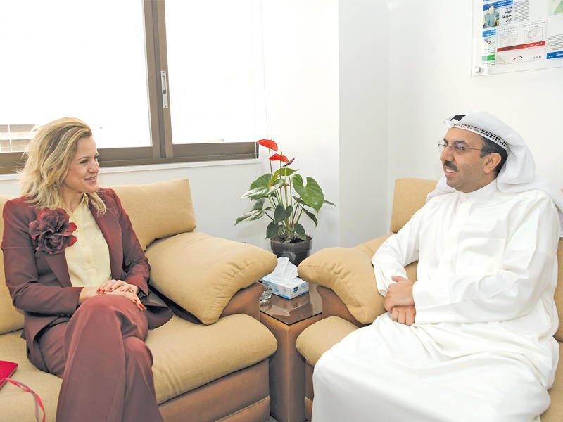 رئيس التحرير مستقبلاً السفيرة الفرنسية أمس