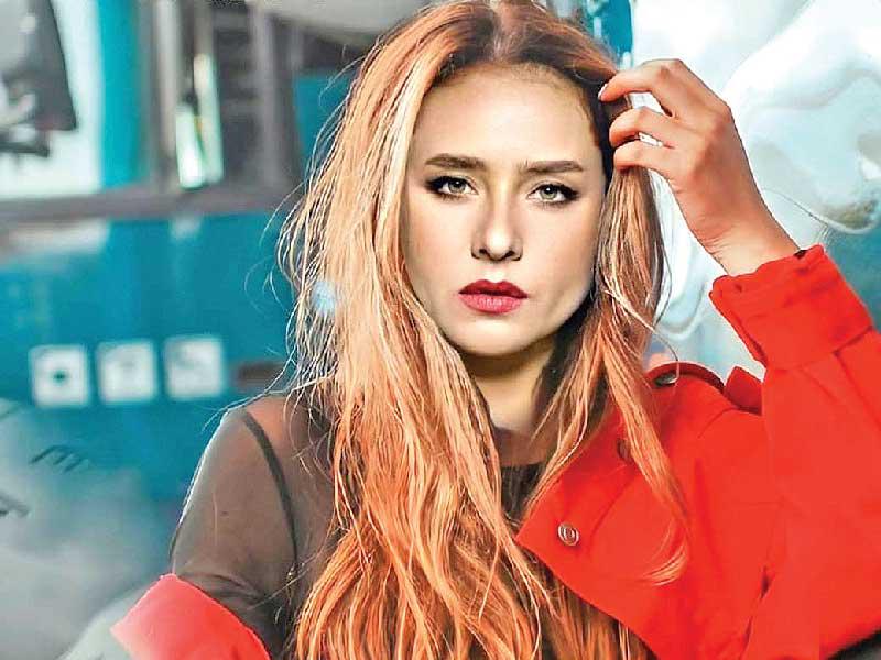 الفنانة نيللي كريم 