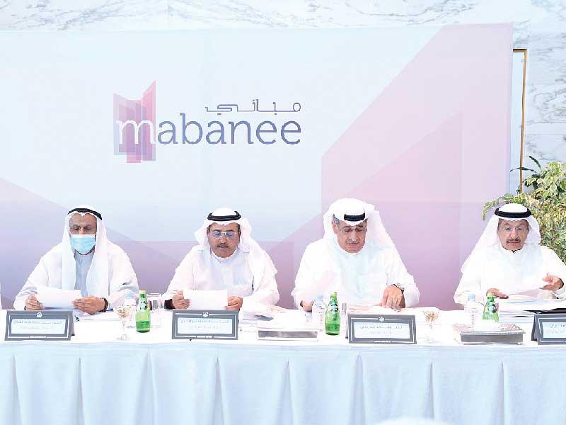 محمد عبدالعزيز الشايع يتوسط محمد عبداللطيف الشايع ووليد الشريعان