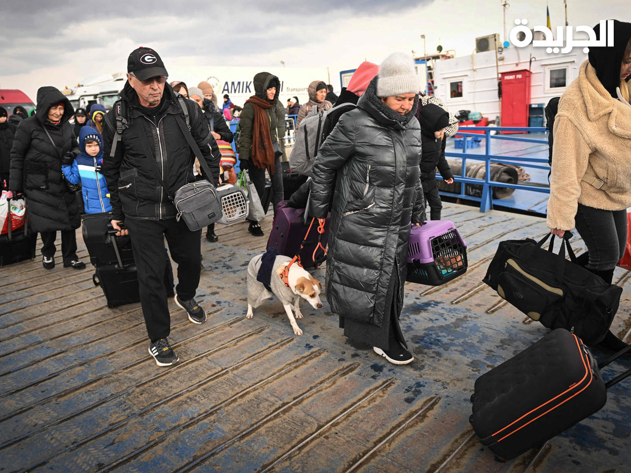 لاجئون من أوكرانيا يصلون بالعبّارة إلى نقطة الحدود الرومانية الأوكرانية في إيزاكيا - «أ ف ب »