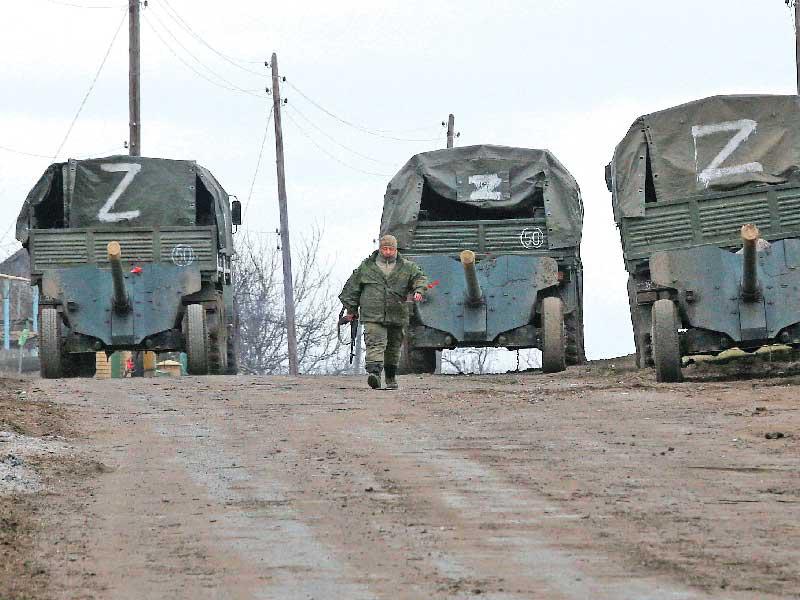آليات روسية تحمل الحرف Z في دونيتسك (رويترز)