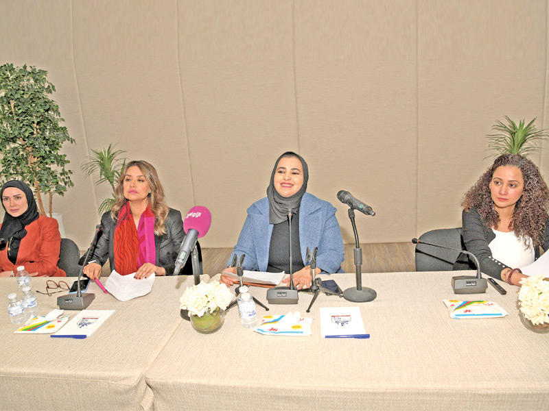  المتحدثات في ندوة الجمعية النسائية 