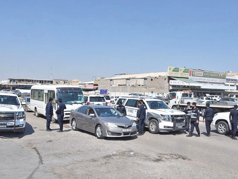 جانب من نقاط التفتيش الأمنية 