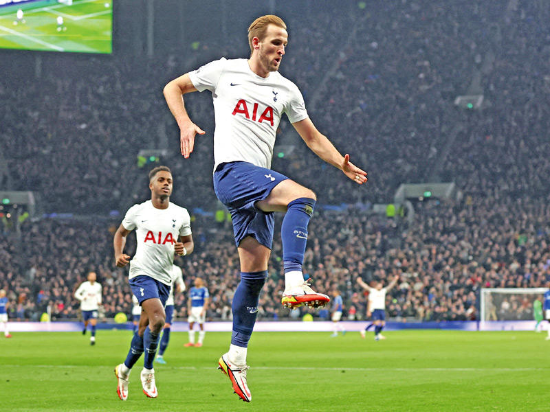 كين نجم توتنهام يحتفل بالهدف الثالث