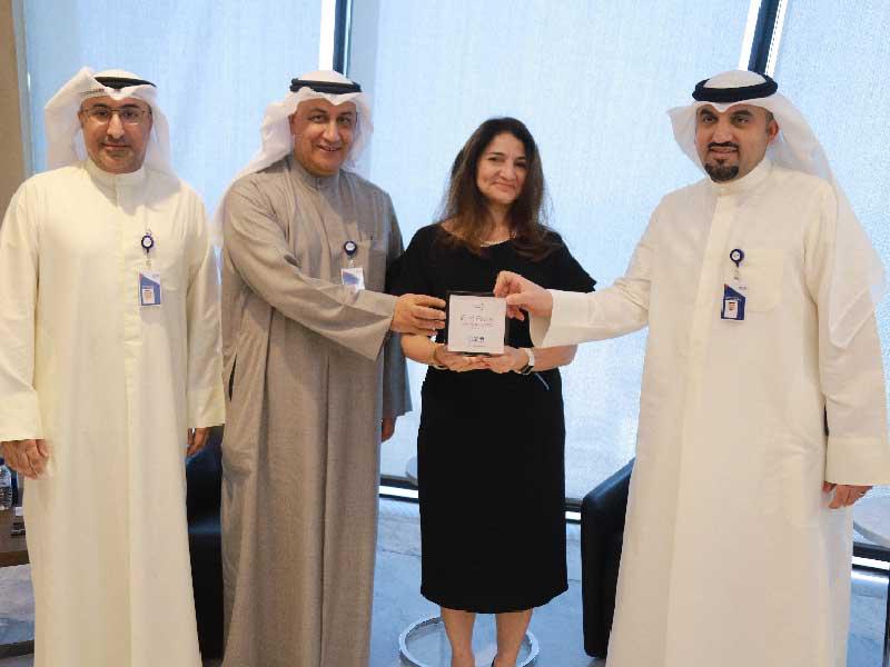 الفليج والعثمان والنصف أثناء تسلُّم الجائزة