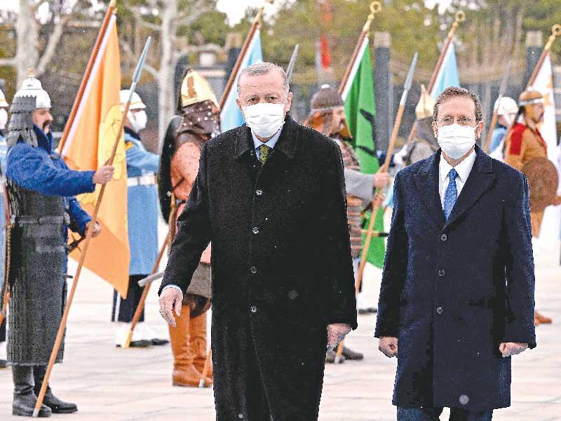 إردوغان مستقبلاً هرتسوغ في أنقرة اليوم (رويترز) 