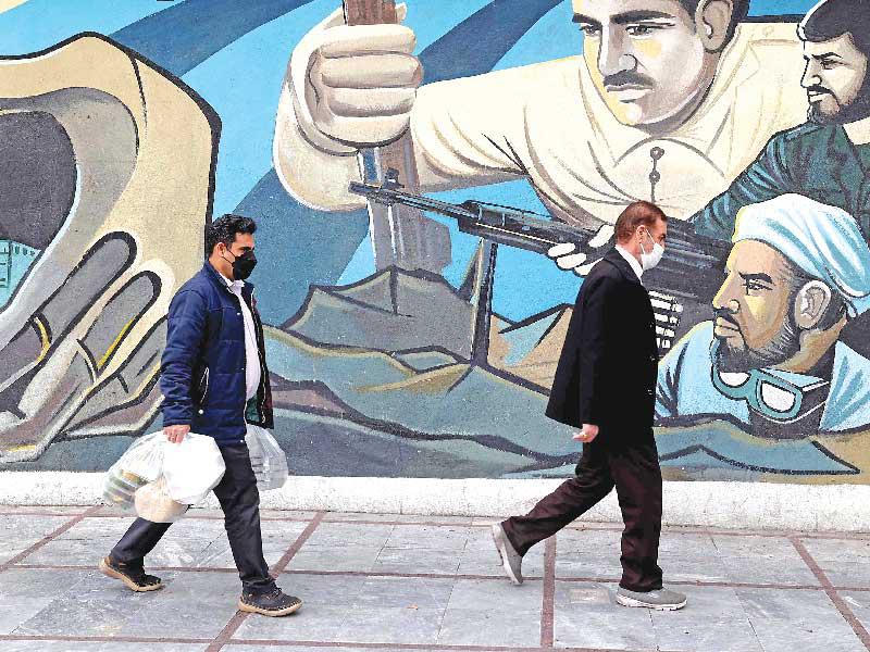 إيرانيان وسط طهران أمس (أ ف ب)