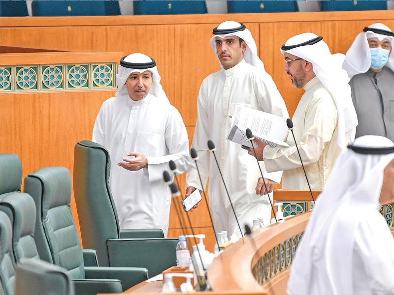 مهلهل وعبدالله المضف خلال الجلسة أمس