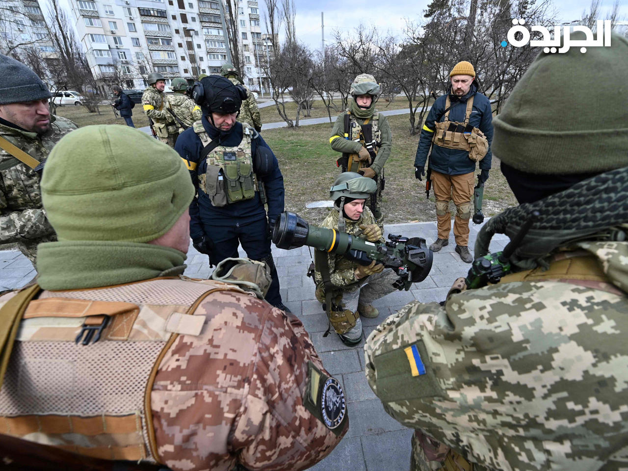 أعضاء من قوات الدفاع الإقليمية الأوكرانية يفحصون تسليحاً جديداً