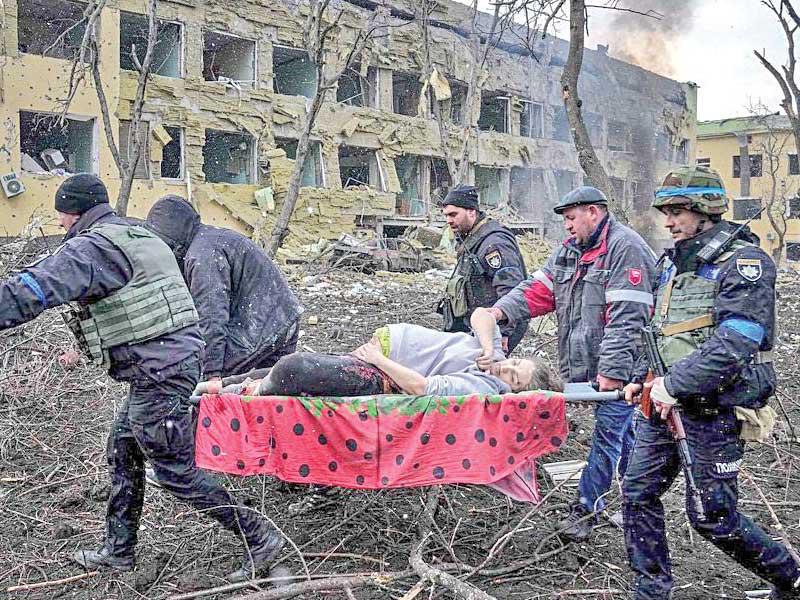 إجلاء امرأة حامل أصيبت خلال القصف الروسي على مستشفى في ماريوبول أمس 