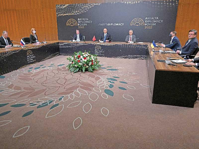 الوفدان الروسي والأوكراني في أنطاليا أمس (رويترز)