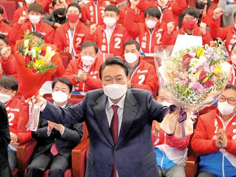 الرئيس الجديد بين مؤيديه في سيول اليوم                       (رويترز)