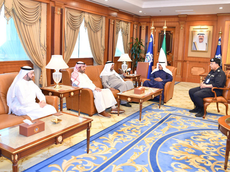  النائب الأول لرئيس مجلس الوزراء وزير الداخلية الفريق أول متقاعد الشيخ أحمد النواف  خلال استقبال الوزير السابق وقادة «الداخلية» اليوم 