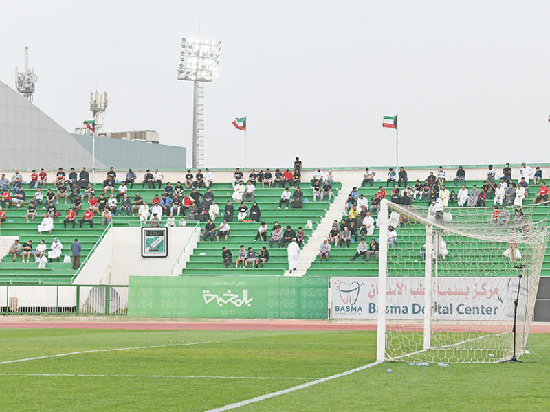 الجماهير داخل استاد صباح السالم رغم قرار المنع t(تصوير نوفل إبراهيم)