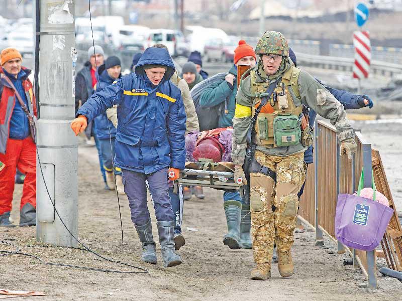 جنود أوكرانيون يساعدون مدنيين في مغادرة مدينة أربين أمس (رويترز)n