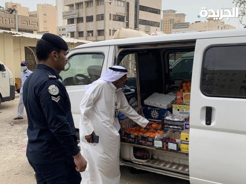 ضبط باعة جائلين يبيعون أغذية منتهية الصلاحية في الفحيحيل