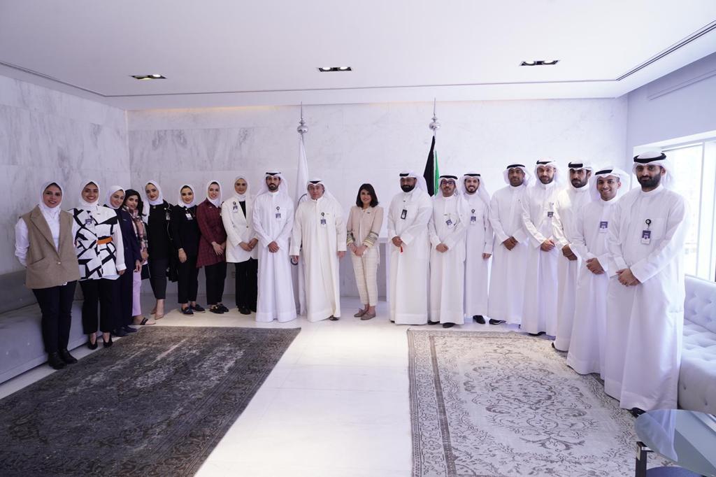 المضف مع بعض موظفي «الائتمان» المرقين