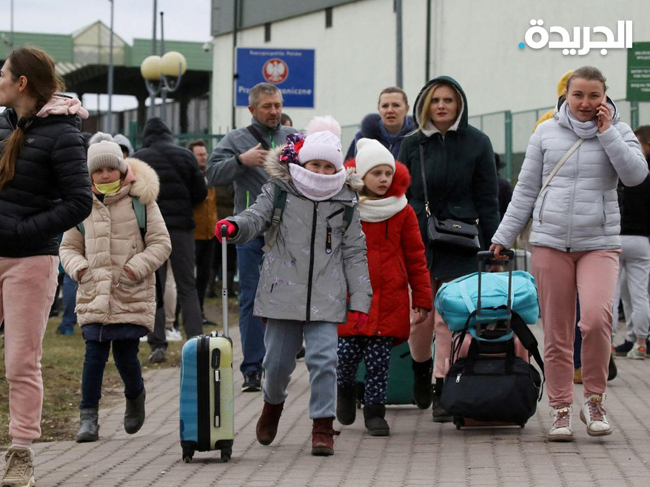 أوكرانيون يتوجهون إلى الملاجئ خشية القصف الروسي