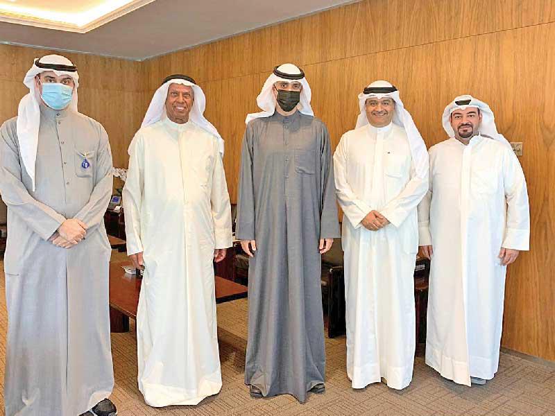 رئيس الاتحاد المهندس بدر السلمان ومدير عام الهيئة الشيخ الدكتور مشعل الجابر يتوسطان المشاركين في اللقاء 