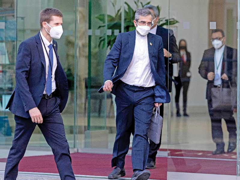 المندوب الإيراني علي باقري كني خلال مغادرته مقر المفاوضات النووية في فيينا أمس الأول (أ ف ب)