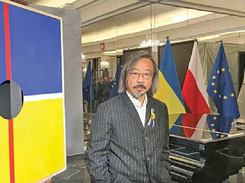 الفنان الصيني هوانغ روي مع لوحته الرافضة  للغزو الروسي