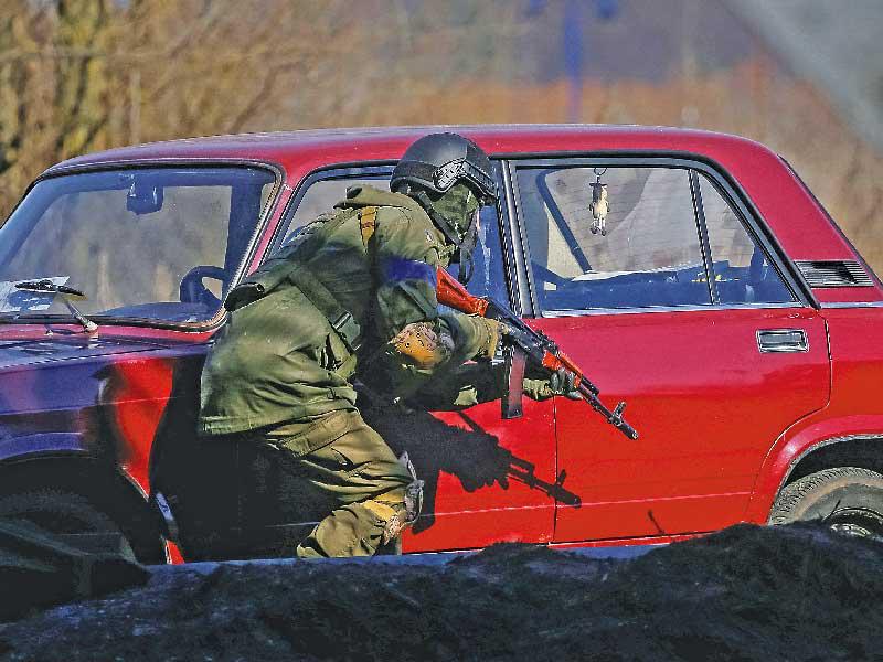 جندي أوكراني في إربين بضواحي كييف الغربية (رويترز)n