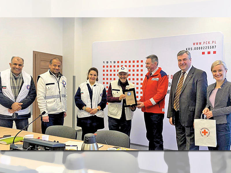 الساير خلال لقائه مسؤولي الصليب الأحمر البولندي 