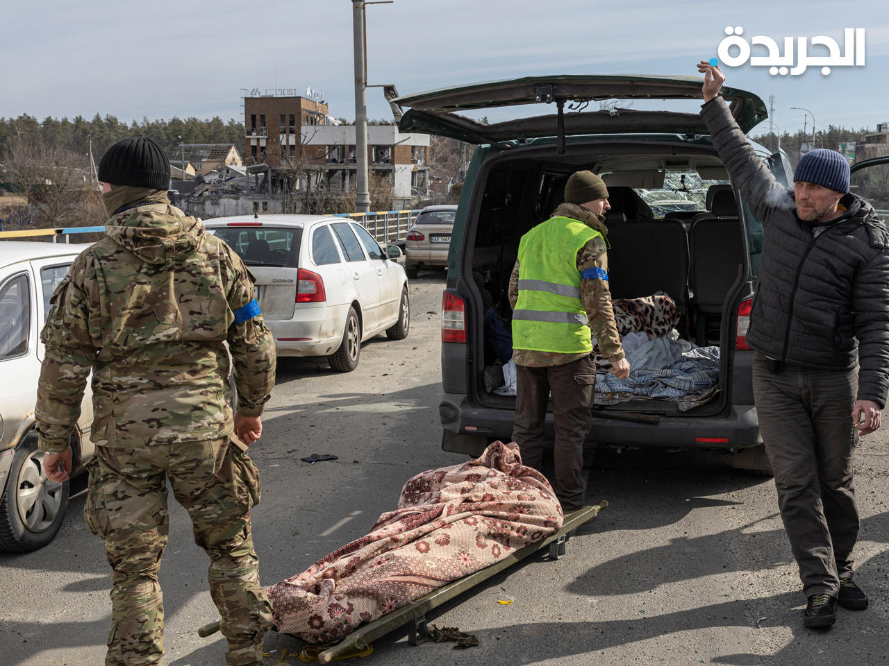 أوكرانيون ينقلون جثث الموتى